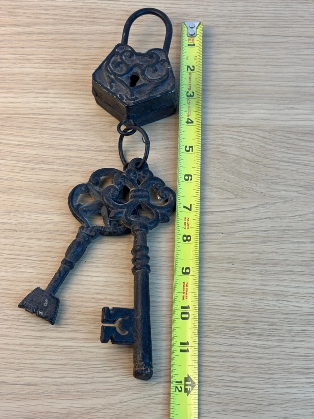 Decorative Vintage-Style Black‎ Iron Skeleton Keys and Padlock Wall Accent Heavy
